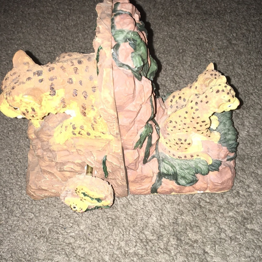 Cheetah Momma and Two Babies Book end Music Box - Picture 7 of 10